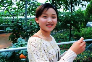 潍坊寿光美女吃瓜,瓜香四溢，美丽与丰收同行