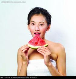 美女吃石头瓜图片,美女挑战奇特美食大赏